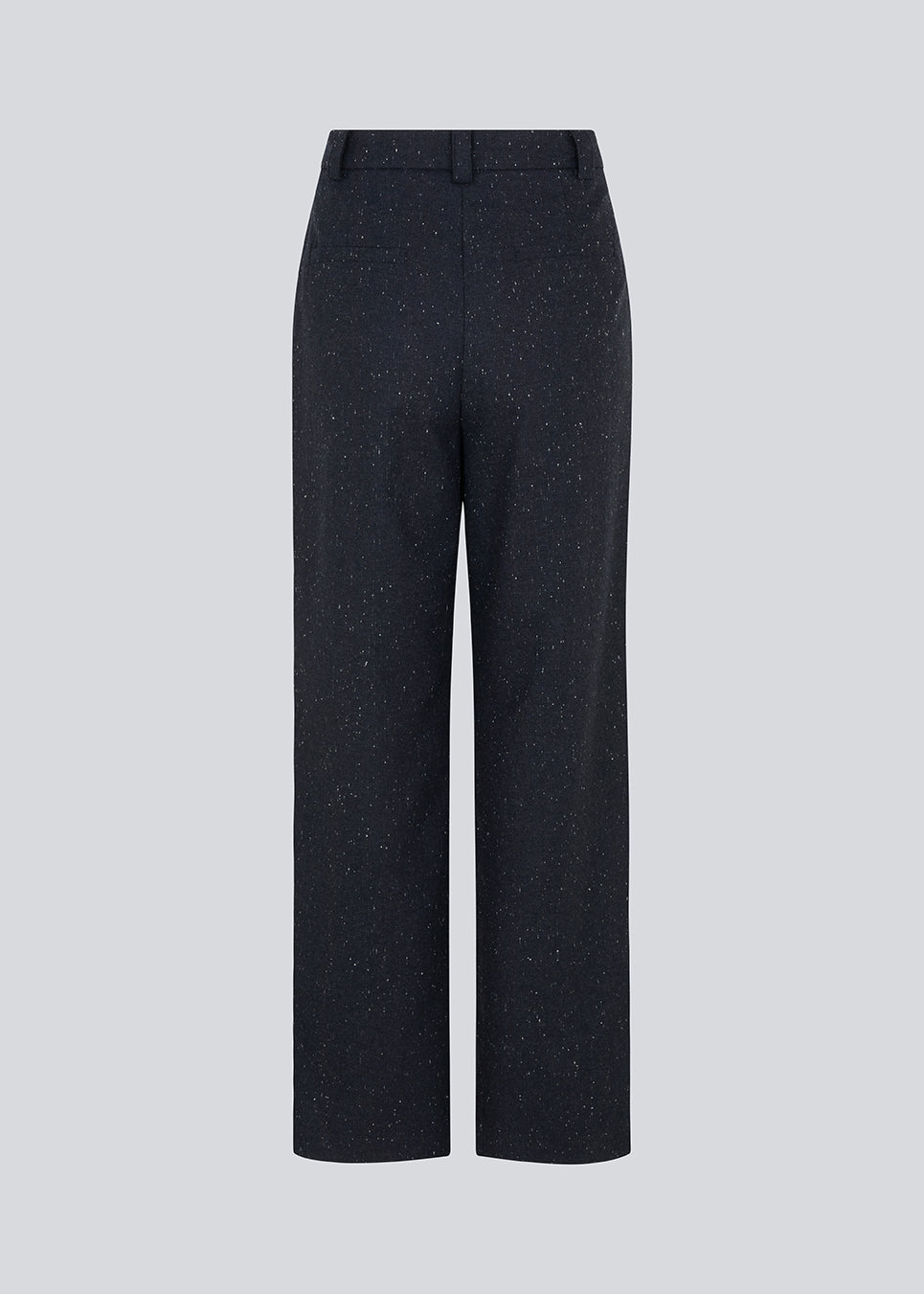 Lange habitbukser med vidde i benene og læg foran. FolaMD pants er designet i uldmix med små farvede nister. Del af et sæt, køb matchende blazer her: FolaMD blazer. Modellen er 175 cm og har en størrelse S/36 på.