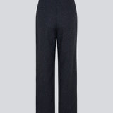 Lange habitbukser med vidde i benene og læg foran. FolaMD pants er designet i uldmix med små farvede nister. Del af et sæt, køb matchende blazer her: FolaMD blazer. Modellen er 175 cm og har en størrelse S/36 på.