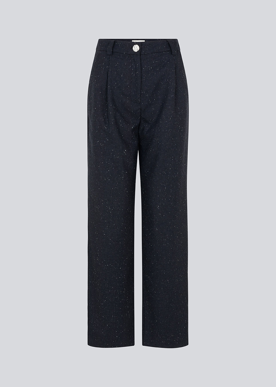 Lange habitbukser med vidde i benene og læg foran. FolaMD pants er designet i uldmix med små farvede nister. Del af et sæt, køb matchende blazer her: FolaMD blazer. Modellen er 175 cm og har en størrelse S/36 på.