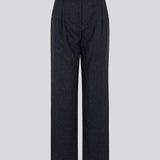 Lange habitbukser med vidde i benene og læg foran. FolaMD pants er designet i uldmix med små farvede nister. Del af et sæt, køb matchende blazer her: FolaMD blazer. Modellen er 175 cm og har en størrelse S/36 på.