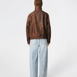 Statement-jakke i læderlook med et moderne udtryk. Forestmd jacket er designet i en afslappet pasform med høj ståkrave, skjult asymmetrisk lukning og elastisk kant forneden, der giver et cool, bomberinspireret look. Den strukturerede læderlook-overflade tilfører karakter, mens den oversized silhuet gør jakken til et alsidigt valg, der nemt kan styles til både afslappede og mere elegante outfits.