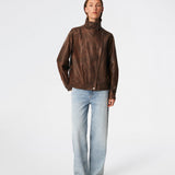 Statement-jakke i læderlook med et moderne udtryk. Forestmd jacket er designet i en afslappet pasform med høj ståkrave, skjult asymmetrisk lukning og elastisk kant forneden, der giver et cool, bomberinspireret look. Den strukturerede læderlook-overflade tilfører karakter, mens den oversized silhuet gør jakken til et alsidigt valg, der nemt kan styles til både afslappede og mere elegante outfits.