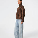 Statement-jakke i læderlook med et moderne udtryk. Forestmd jacket er designet i en afslappet pasform med høj ståkrave, skjult asymmetrisk lukning og elastisk kant forneden, der giver et cool, bomberinspireret look. Den strukturerede læderlook-overflade tilfører karakter, mens den oversized silhuet gør jakken til et alsidigt valg, der nemt kan styles til både afslappede og mere elegante outfits.