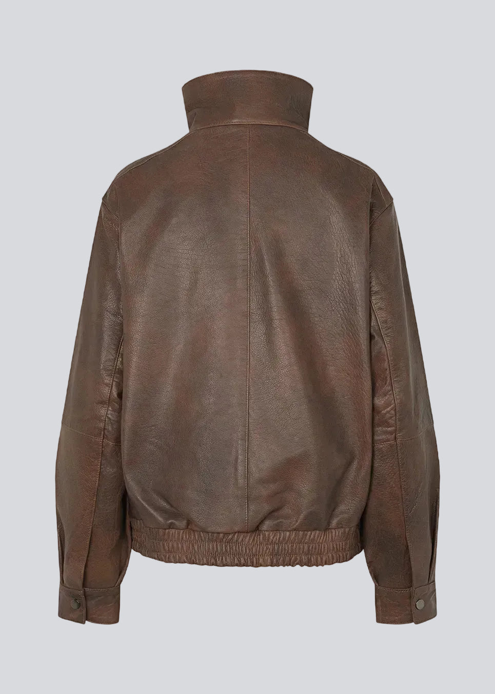 Statement-jakke i læderlook med et moderne udtryk. Forestmd jacket er designet i en afslappet pasform med høj ståkrave, skjult asymmetrisk lukning og elastisk kant forneden, der giver et cool, bomberinspireret look. Den strukturerede læderlook-overflade tilfører karakter, mens den oversized silhuet gør jakken til et alsidigt valg, der nemt kan styles til både afslappede og mere elegante outfits.