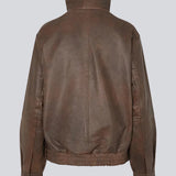 Statement-jakke i læderlook med et moderne udtryk. Forestmd jacket er designet i en afslappet pasform med høj ståkrave, skjult asymmetrisk lukning og elastisk kant forneden, der giver et cool, bomberinspireret look. Den strukturerede læderlook-overflade tilfører karakter, mens den oversized silhuet gør jakken til et alsidigt valg, der nemt kan styles til både afslappede og mere elegante outfits.