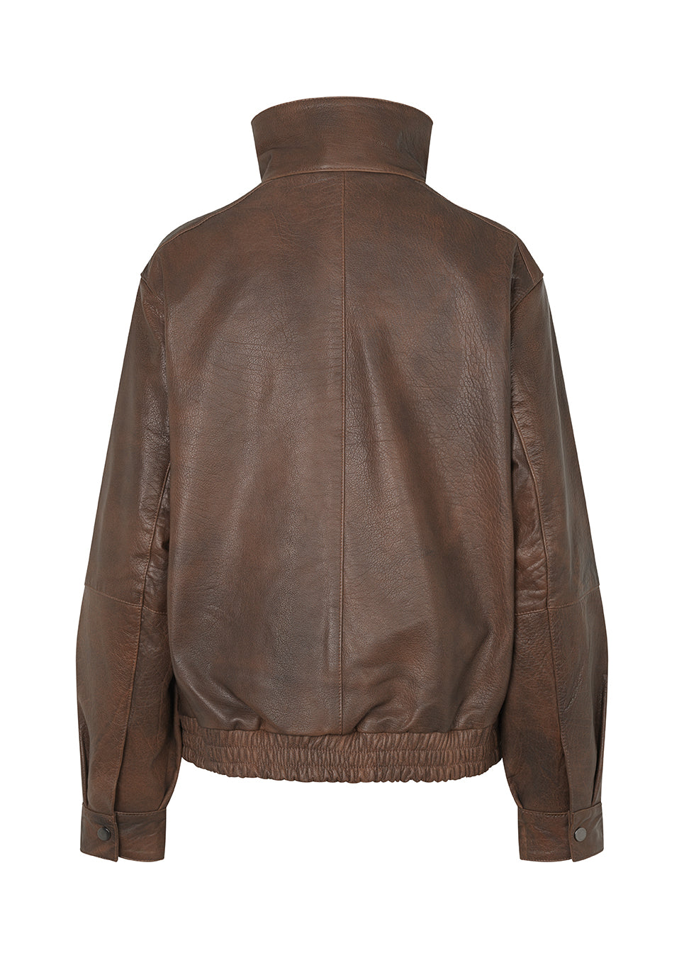 Statement-jakke i læderlook med et moderne udtryk. Forestmd jacket er designet i en afslappet pasform med høj ståkrave, skjult asymmetrisk lukning og elastisk kant forneden, der giver et cool, bomberinspireret look. Den strukturerede læderlook-overflade tilfører karakter, mens den oversized silhuet gør jakken til et alsidigt valg, der nemt kan styles til både afslappede og mere elegante outfits.