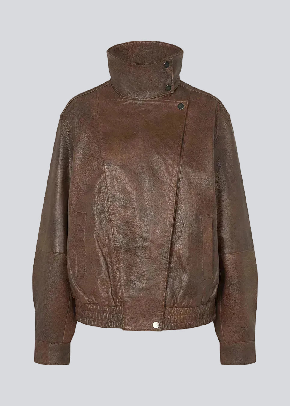 Statement-jakke i læderlook med et moderne udtryk. Forestmd jacket er designet i en afslappet pasform med høj ståkrave, skjult asymmetrisk lukning og elastisk kant forneden, der giver et cool, bomberinspireret look. Den strukturerede læderlook-overflade tilfører karakter, mens den oversized silhuet gør jakken til et alsidigt valg, der nemt kan styles til både afslappede og mere elegante outfits.
