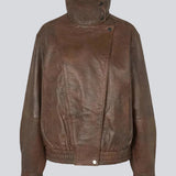 Statement-jakke i læderlook med et moderne udtryk. Forestmd jacket er designet i en afslappet pasform med høj ståkrave, skjult asymmetrisk lukning og elastisk kant forneden, der giver et cool, bomberinspireret look. Den strukturerede læderlook-overflade tilfører karakter, mens den oversized silhuet gør jakken til et alsidigt valg, der nemt kan styles til både afslappede og mere elegante outfits.