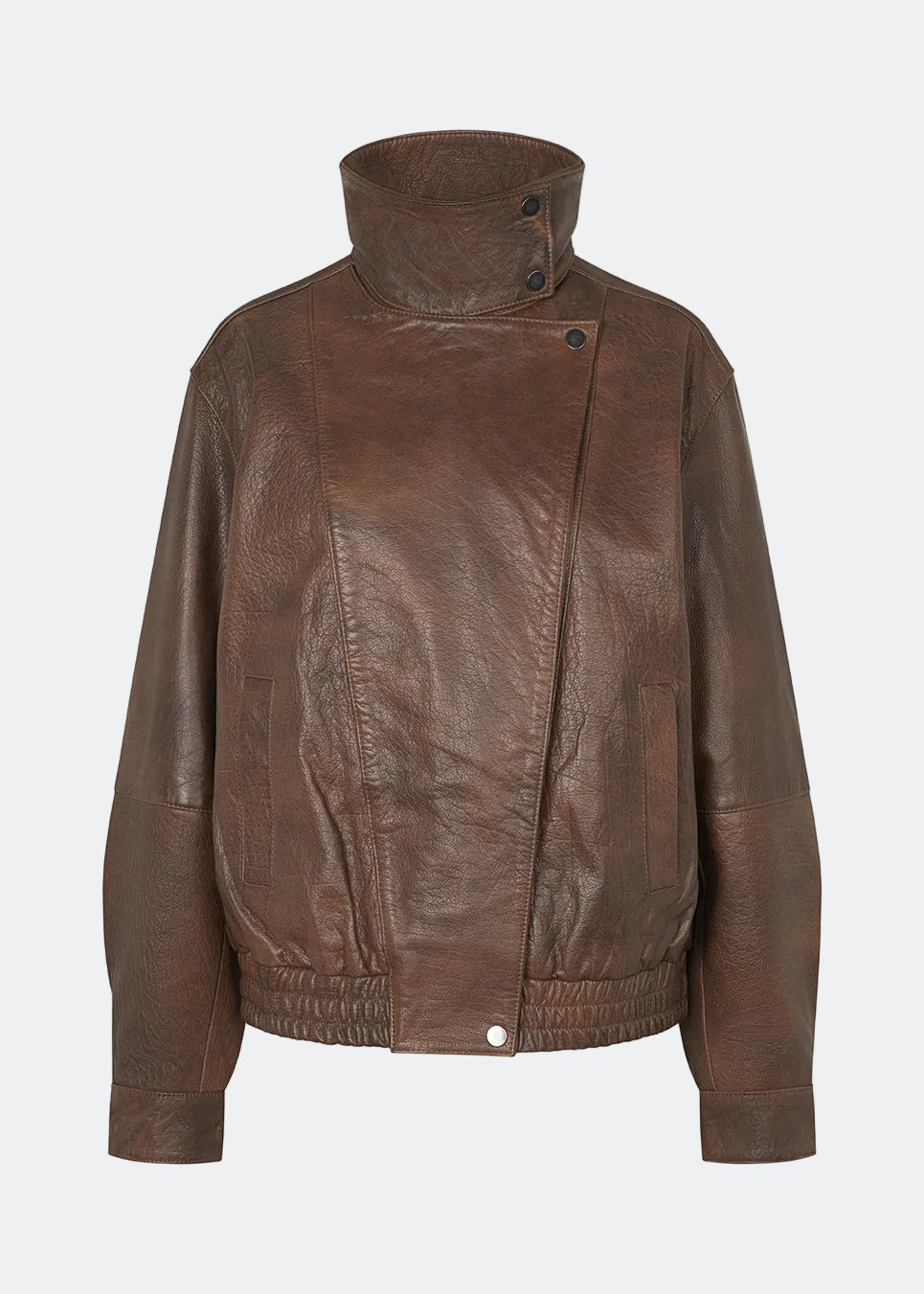 Statement-jakke i læderlook med et moderne udtryk. Forestmd jacket er designet i en afslappet pasform med høj ståkrave, skjult asymmetrisk lukning og elastisk kant forneden, der giver et cool, bomberinspireret look. Den strukturerede læderlook-overflade tilfører karakter, mens den oversized silhuet gør jakken til et alsidigt valg, der nemt kan styles til både afslappede og mere elegante outfits.