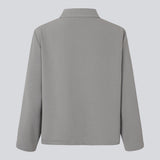 Afkortet skjorte i grå med løs og afslappet pasform. FredaMD shirt har krave og knaplukning fortil, samt 3/4 lange brede ærmer. Modellen er 175 cm og har en størrelse S/36 på.