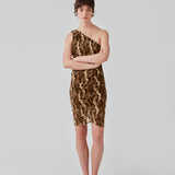 Kort kjole med tætsiddende pasform og asymmetrisk strop. FreenMD print dress har et rynket mesh-overlag af printet genanvendt polyester og er med foer. Modellen er 175 cm og har en størrelse S/36 på.