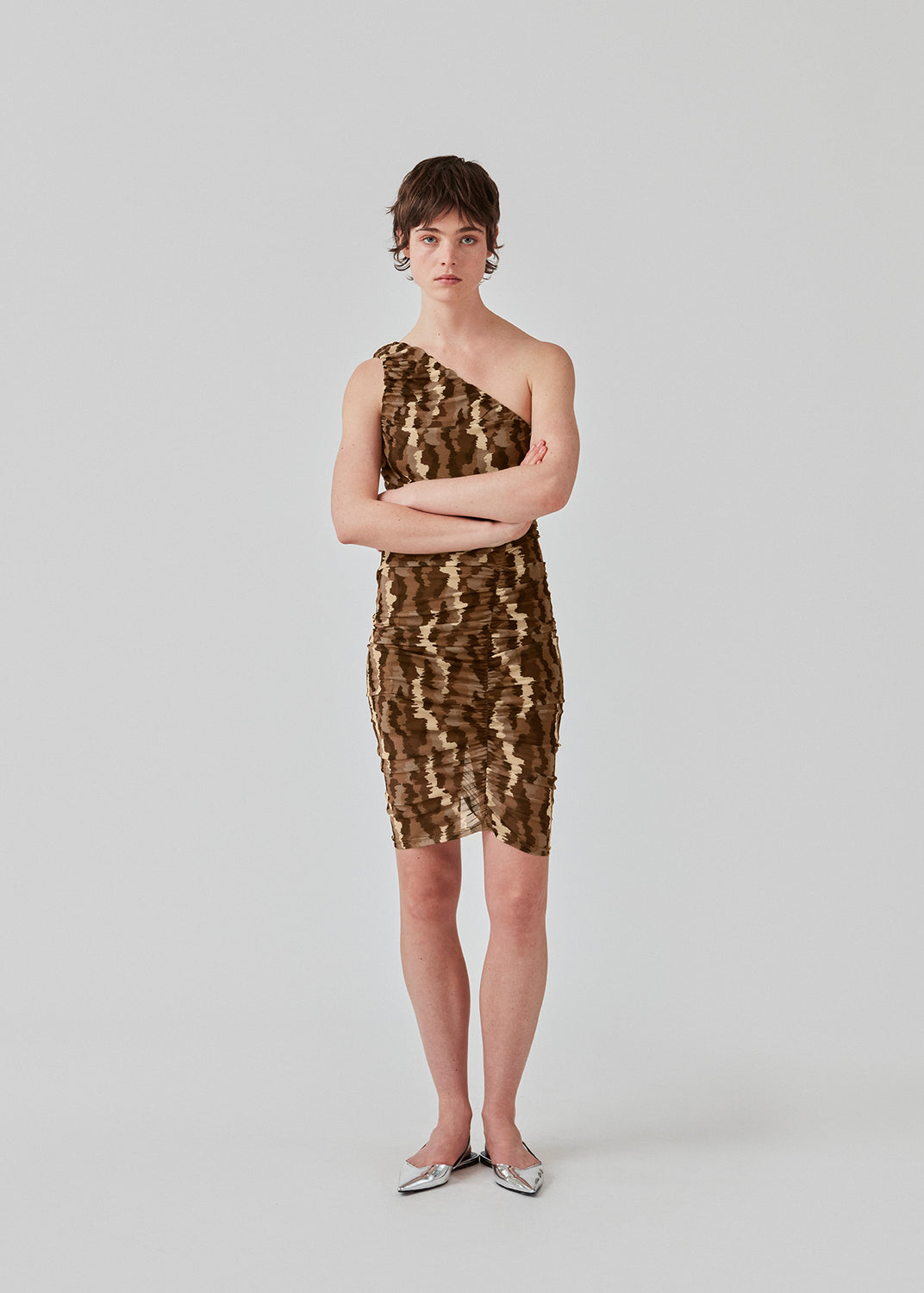 Kort kjole med tætsiddende pasform og asymmetrisk strop. FreenMD print dress har et rynket mesh-overlag af printet genanvendt polyester og er med foer. Modellen er 175 cm og har en størrelse S/36 på.