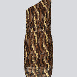 Kort kjole med tætsiddende pasform og asymmetrisk strop. FreenMD print dress har et rynket mesh-overlag af printet genanvendt polyester og er med foer. Modellen er 175 cm og har en størrelse S/36 på.