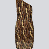 Kort kjole med tætsiddende pasform og asymmetrisk strop. FreenMD print dress har et rynket mesh-overlag af printet genanvendt polyester og er med foer. Modellen er 175 cm og har en størrelse S/36 på.