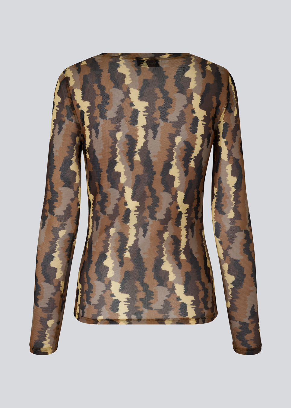 FreenMD print o-neck top har en tætsiddende facon, rund hals og lange ærmer. Toppen er designet med et printet, let-gennemsigtig look af genanvendt polyester. Modellen er 175 cm og har en størrelse S/36 på.