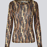 FreenMD print o-neck top har en tætsiddende facon, rund hals og lange ærmer. Toppen er designet med et printet, let-gennemsigtig look af genanvendt polyester. Modellen er 175 cm og har en størrelse S/36 på.