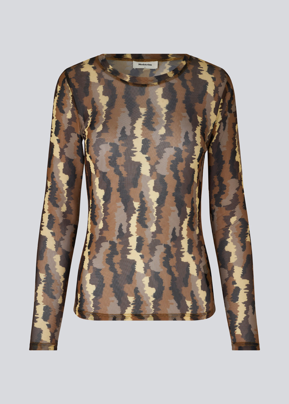 FreenMD print o-neck top har en tætsiddende facon, rund hals og lange ærmer. Toppen er designet med et printet, let-gennemsigtig look af genanvendt polyester. Modellen er 175 cm og har en størrelse S/36 på.