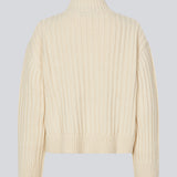 Ribstrikket off white trøje med en høj hals og afslappet pasform. FultonMD rib t-neck har enlav skuldersøm og lange brede ærmer.