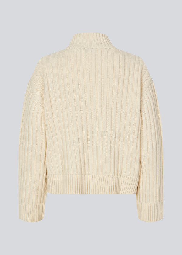 Ribstrikket off white trøje med en høj hals og afslappet pasform. FultonMD rib t-neck har enlav skuldersøm og lange brede ærmer.