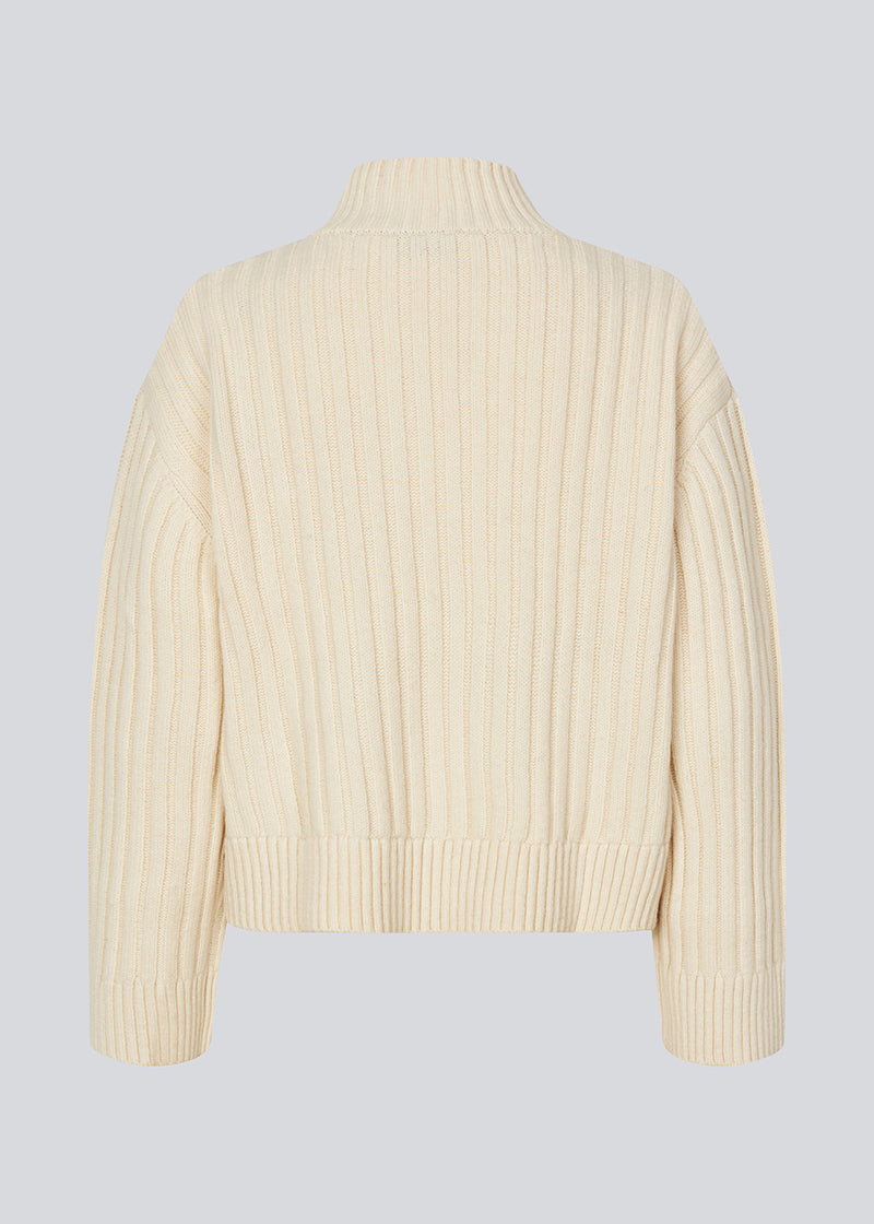 Ribstrikket off white trøje med en høj hals og afslappet pasform. FultonMD rib t-neck har enlav skuldersøm og lange brede ærmer.