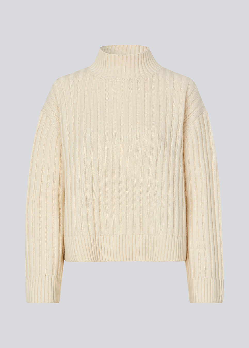 Ribstrikket off white trøje med en høj hals og afslappet pasform. FultonMD rib t-neck har enlav skuldersøm og lange brede ærmer.