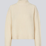 Ribstrikket off white trøje med en høj hals og afslappet pasform. FultonMD rib t-neck har enlav skuldersøm og lange brede ærmer.