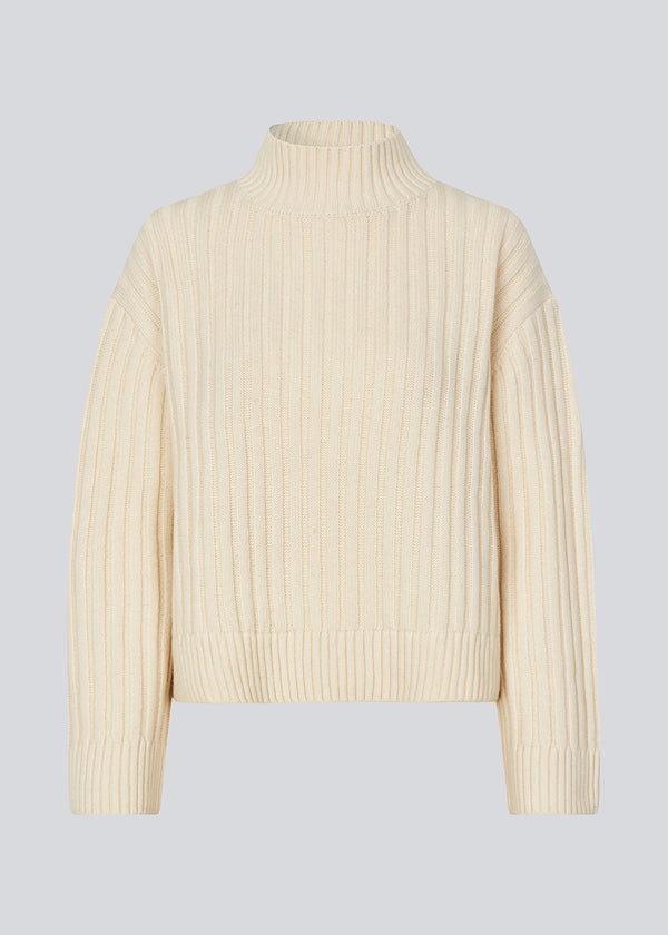 Ribstrikket off white trøje med en høj hals og afslappet pasform. FultonMD rib t-neck har enlav skuldersøm og lange brede ærmer.