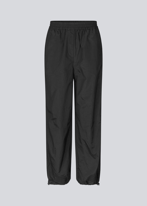 Faldskærmsbukser i sort i nylon med afslappet pasform. FumikoMD pants har almindelig talje med elastik, vide ben og elastisk snøre forneden. 