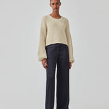 Bukser i satin med blødt draperet fald og lige, smalle ben. FuniMD pants har lynlåsgylp og knap med elastik i taljen bagpå. Modellen er 175 cm og har en størrelse S/36 på.