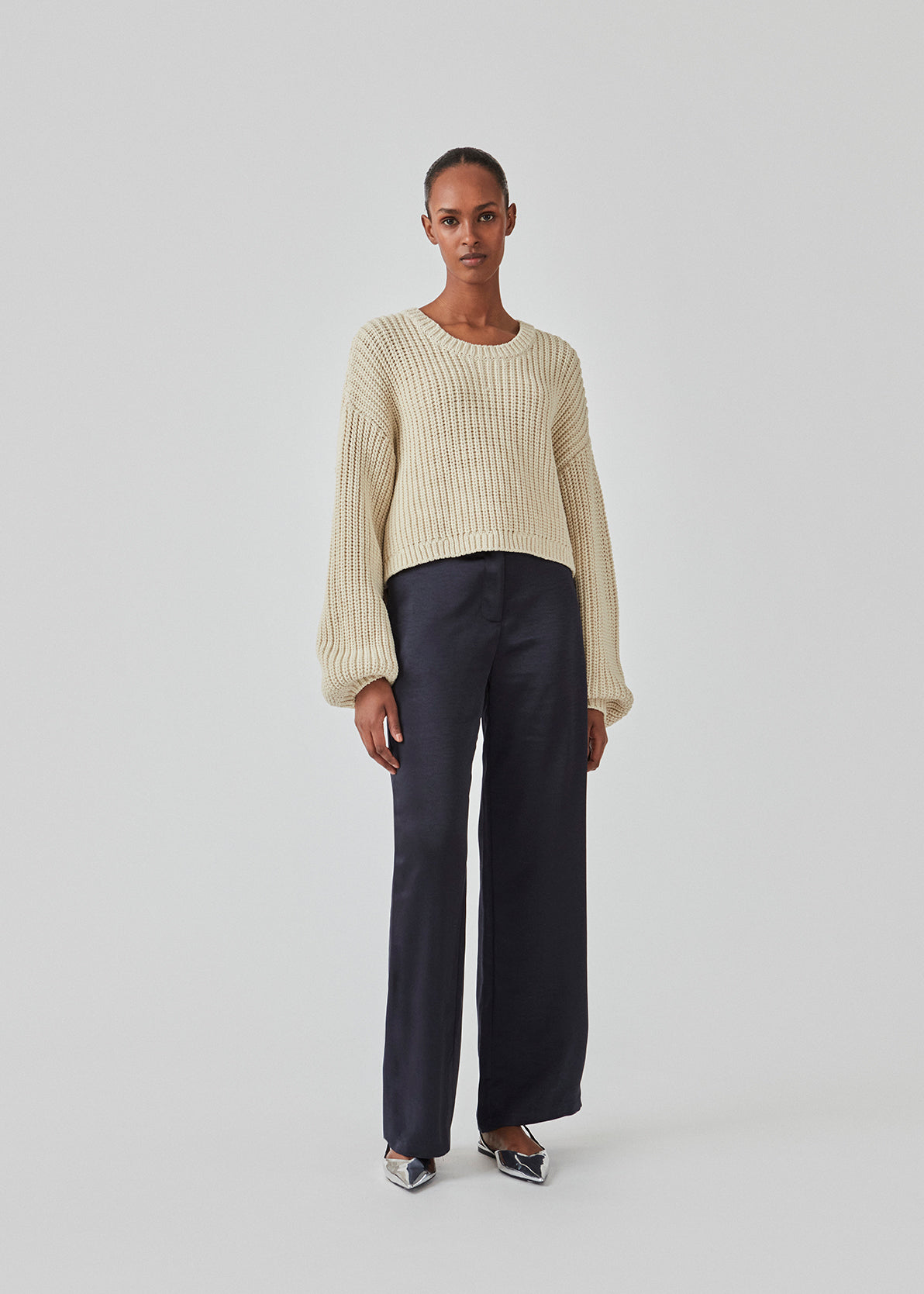 Bukser i satin med blødt draperet fald og lige, smalle ben. FuniMD pants har lynlåsgylp og knap med elastik i taljen bagpå. Modellen er 175 cm og har en størrelse S/36 på.