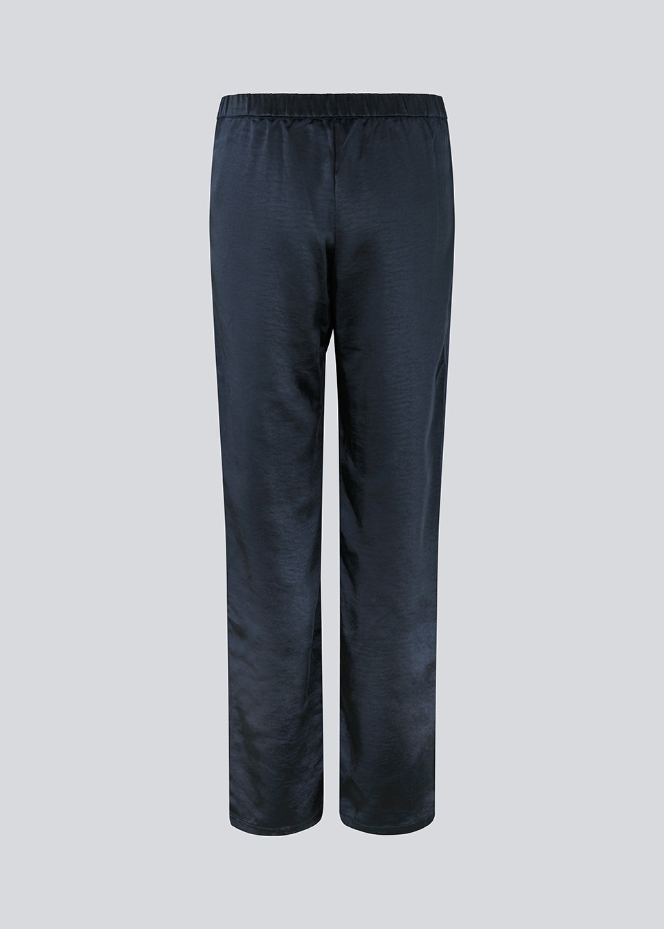 Bukser i satin med blødt draperet fald og lige, smalle ben. FuniMD pants har lynlåsgylp og knap med elastik i taljen bagpå. Modellen er 175 cm og har en størrelse S/36 på.