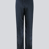 Bukser i satin med blødt draperet fald og lige, smalle ben. FuniMD pants har lynlåsgylp og knap med elastik i taljen bagpå. Modellen er 175 cm og har en størrelse S/36 på.
