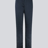 Bukser i satin med blødt draperet fald og lige, smalle ben. FuniMD pants har lynlåsgylp og knap med elastik i taljen bagpå. Modellen er 175 cm og har en størrelse S/36 på.