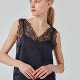 Satin top med blødt draperet fald. FuniMD top har blondedetalje på stropperne og ved udskæringen foran og bagpå. Modellen er 175 cm og har en størrelse S/36 på.