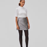GabbieMD skirt er skåret i en mini-lang silhuet med høj talje og skjult lynlås i stuktureret og skinndende materiale. Med foer. Modellen er 175 cm og har en størrelse S/36 på