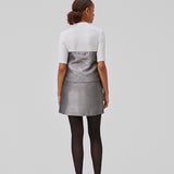 GabbieMD skirt er skåret i en mini-lang silhuet med høj talje og skjult lynlås i stuktureret og skinndende materiale. Med foer. Modellen er 175 cm og har en størrelse S/36 på