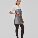 GabbieMD skirt er skåret i en mini-lang silhuet med høj talje og skjult lynlås i stuktureret og skinndende materiale. Med foer. Modellen er 175 cm og har en størrelse S/36 på