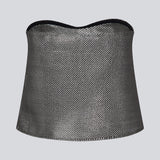 Stropløs top med hjerteformet udskæring foran. GabbieMD top har en enkel pasform i et shiny, struktureret materiale. Modellen er 175 cm og har en størrelse S/36 på.