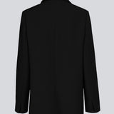 Gale blazer i sort har et klassisk og elegant design, som kommer til udtryk i den flotte reverskrave og den lange pasform. Blazeren har knaplukning fortil og en brystlomme i venstre side. Style blazeren med matchende bukser: Gale pants i sort, GaleMD shorts, eller: Gale straight pants. 