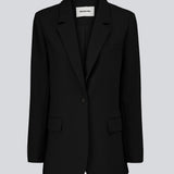 Gale blazer i sort har et klassisk og elegant design, som kommer til udtryk i den flotte reverskrave og den lange pasform. Blazeren har knaplukning fortil og en brystlomme i venstre side. Style blazeren med matchende bukser: Gale pants i sort, GaleMD shorts, eller: Gale straight pants. 