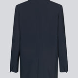 Gale blazer i midnight blue har et klassisk og elegant design, som kommer til udtryk i den flotte reverskrave og den lange pasform. Blazeren har knaplukning fortil og en brystlomme i venstre side.  Style blazeren med matchende bukser i samme farve: Gale pants.