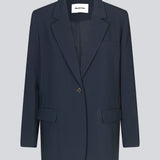 Gale blazer i midnight blue har et klassisk og elegant design, som kommer til udtryk i den flotte reverskrave og den lange pasform. Blazeren har knaplukning fortil og en brystlomme i venstre side.  Style blazeren med matchende bukser i samme farve: Gale pants.