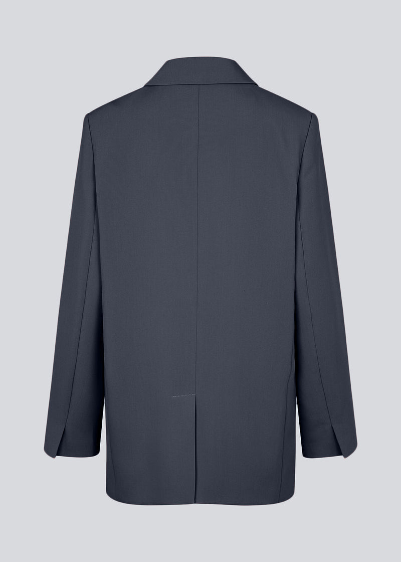 Gale blazer har et klassisk og elegant design, som kommer til udtryk i den flotte reverskrave og den lange pasform. Blazeren har knaplukning fortil og en brystlomme i venstre side. Modellen er 175 cm og har en størrelse S/36 på.