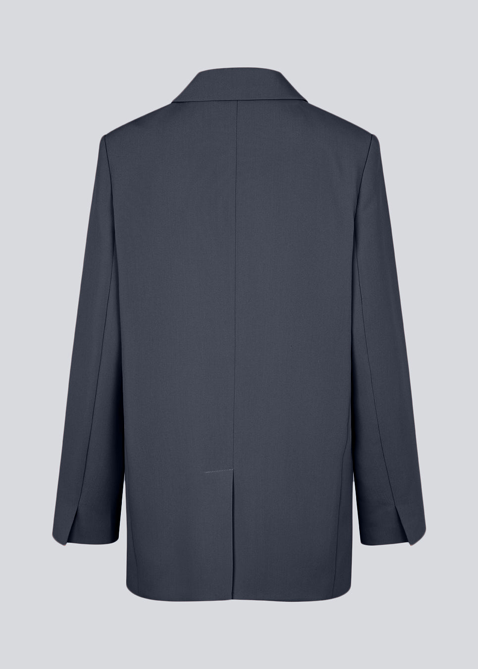 Gale blazer har et klassisk og elegant design, som kommer til udtryk i den flotte reverskrave og den lange pasform. Blazeren har knaplukning fortil og en brystlomme i venstre side. Modellen er 175 cm og har en størrelse S/36 på.
