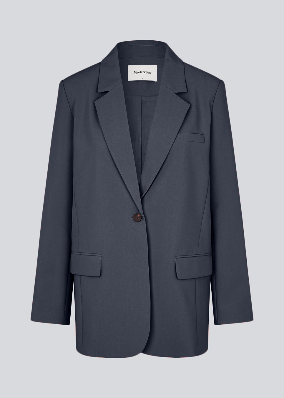 Gale blazer har et klassisk og elegant design, som kommer til udtryk i den flotte reverskrave og den lange pasform. Blazeren har knaplukning fortil og en brystlomme i venstre side. Modellen er 175 cm og har en størrelse S/36 på.