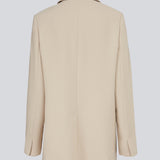 Gale blazer i farven Powder Sand har et klassisk og elegant design, som kommer til udtryk i den flotte reverskrave og den lange pasform. Blazeren har knaplukning fortil og en brystlomme i venstre side. Style med matchende bukser: Gale pants, eller Gale straight pants. Eller matchende shorts: GaleMD shorts i samme farve,