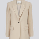 Gale blazer i farven Powder Sand har et klassisk og elegant design, som kommer til udtryk i den flotte reverskrave og den lange pasform. Blazeren har knaplukning fortil og en brystlomme i venstre side. Style med matchende bukser: Gale pants, eller Gale straight pants. Eller matchende shorts: GaleMD shorts i samme farve,
