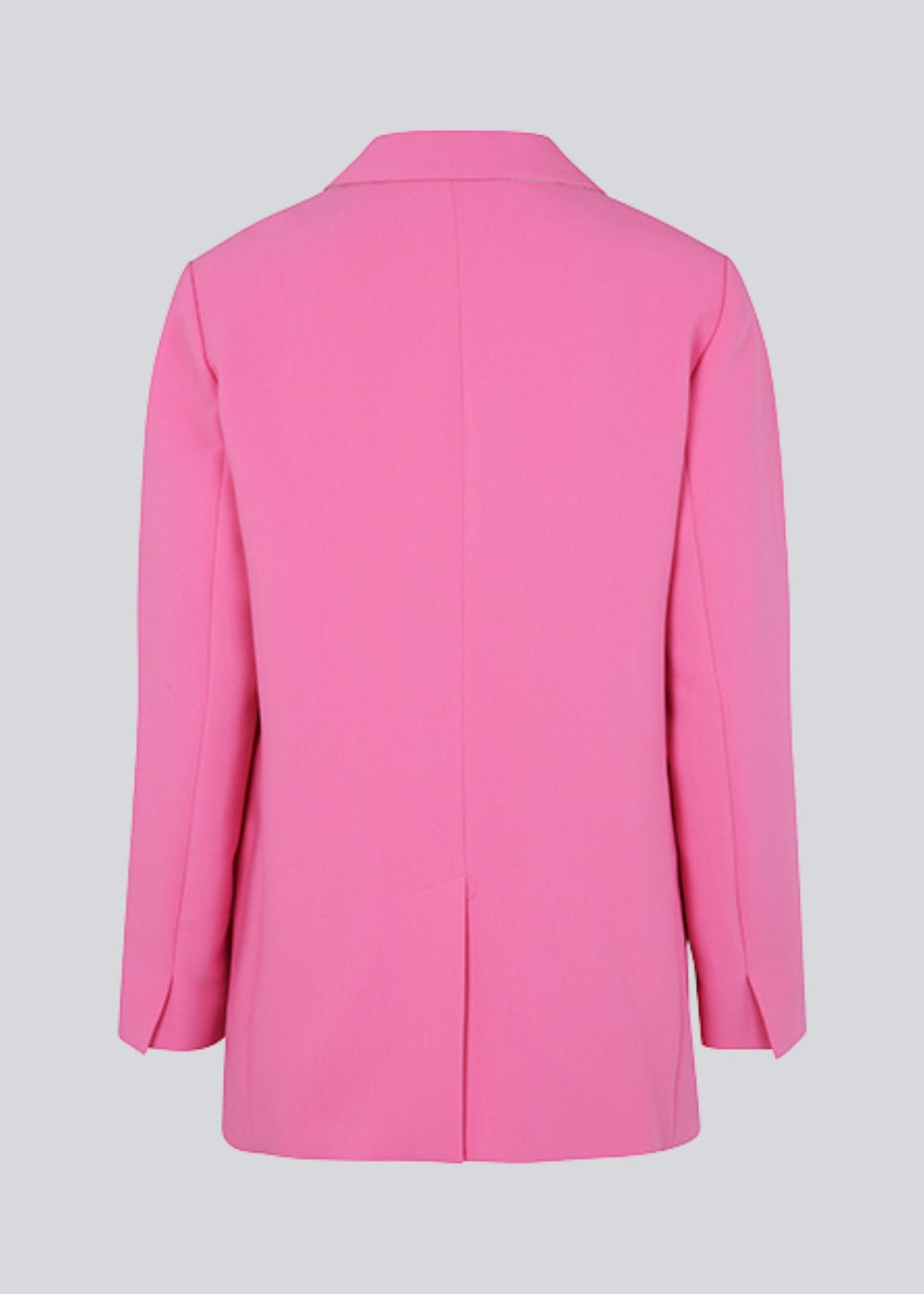 Gale blazer i pink har et klassisk og elegant design, som kommer til udtryk i den flotte reverskrave og den lange pasform. Blazeren har knaplukning fortil og en brystlomme i venstre side. Blazeren er stor i størrelsen. Vi anbefaler at gå en størrelse ned.