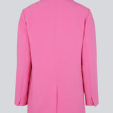 Gale blazer i pink har et klassisk og elegant design, som kommer til udtryk i den flotte reverskrave og den lange pasform. Blazeren har knaplukning fortil og en brystlomme i venstre side. Blazeren er stor i størrelsen. Vi anbefaler at gå en størrelse ned.