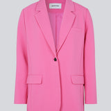 Gale blazer i pink har et klassisk og elegant design, som kommer til udtryk i den flotte reverskrave og den lange pasform. Blazeren har knaplukning fortil og en brystlomme i venstre side. Blazeren er stor i størrelsen. Vi anbefaler at gå en størrelse ned.